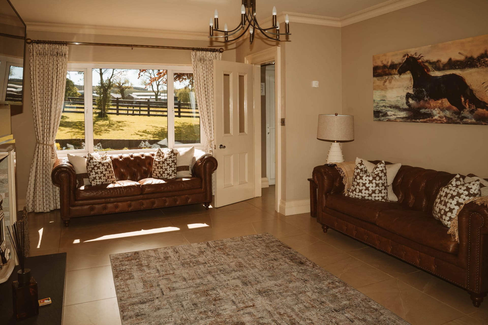 Farmhouse living room with Chesterfield sofas