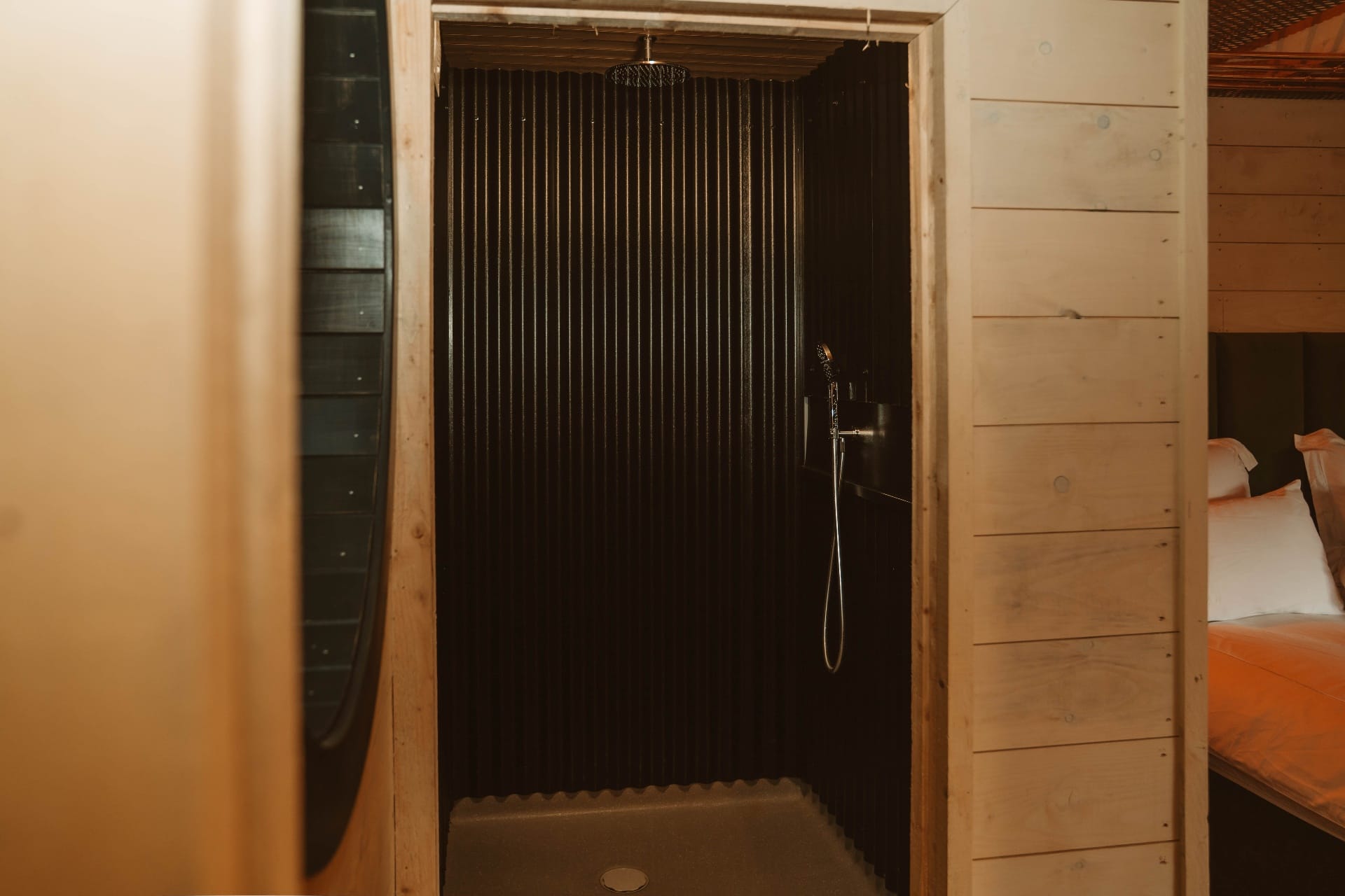 Treehouse Lookout black corrugated walk-in rain shower