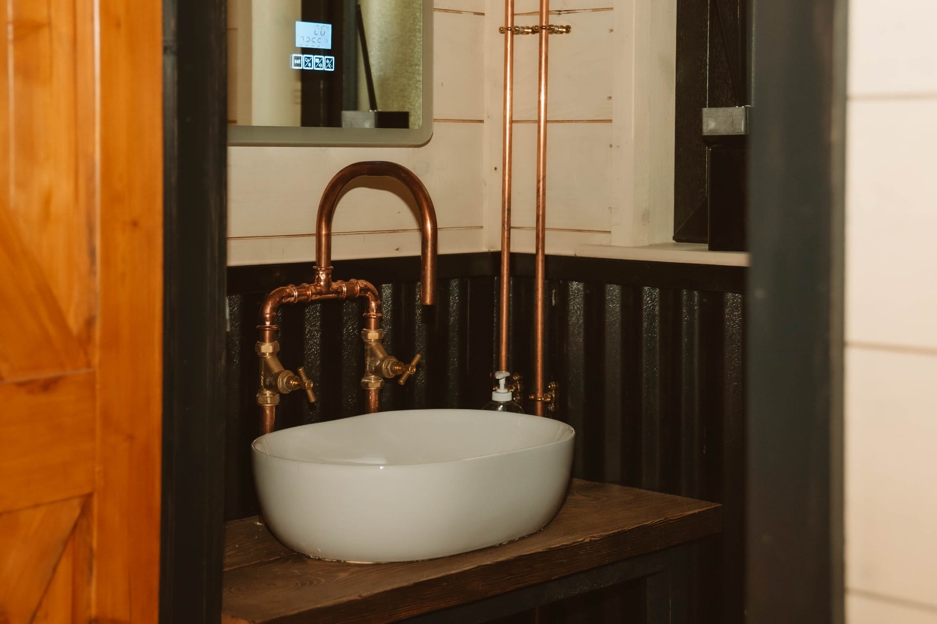 Treehouse Lookout bathroom basin with copper tap and smart mirror