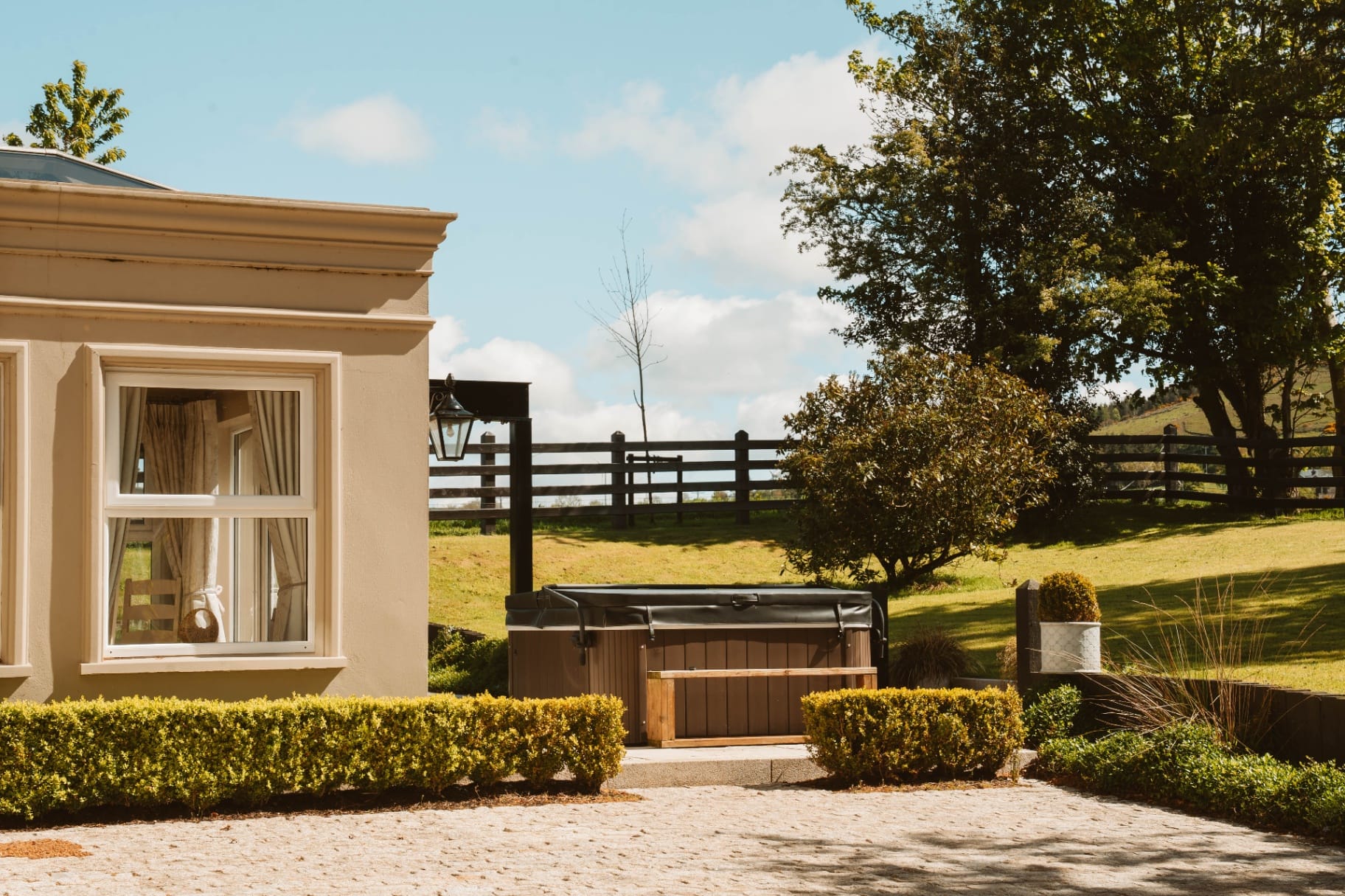Farmhouse hot tub in the grounds